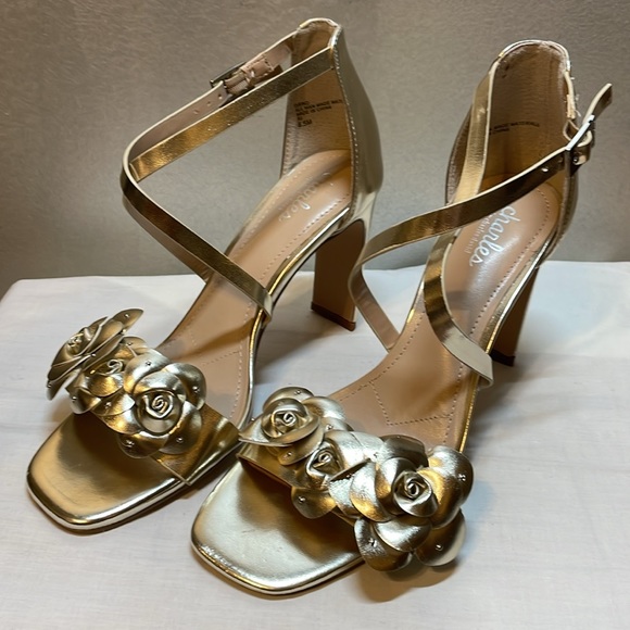 CHARLES BY CHARLES DAVID Strappy Gold Heels Flower Embellished - Size 8.5 - Picture 4 of 10